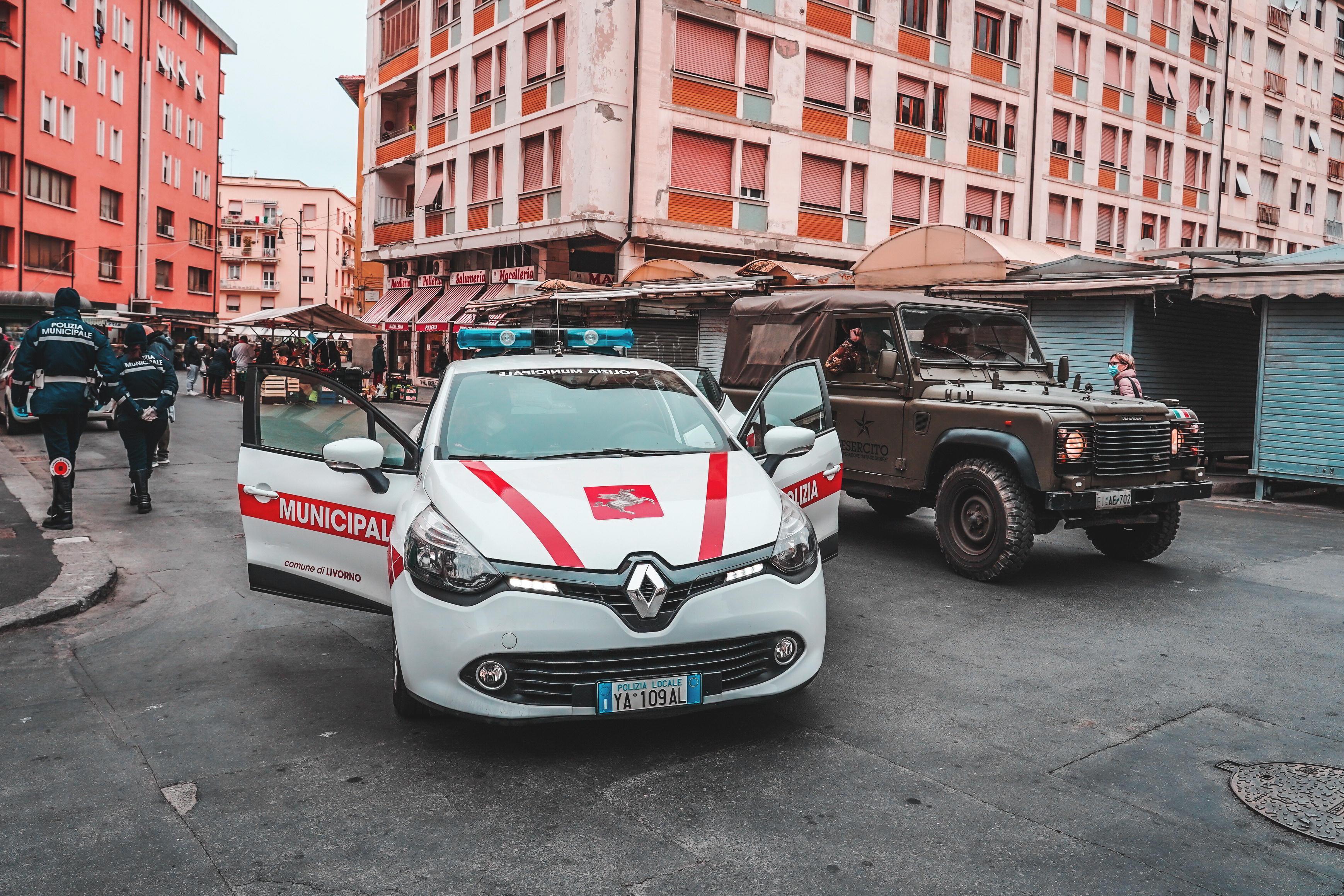 Polizia municipale e militari in via del Cardinale