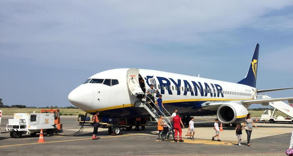 Malore fatale sull’aereo per Pisa: anziano muore dopo l’atterraggio 