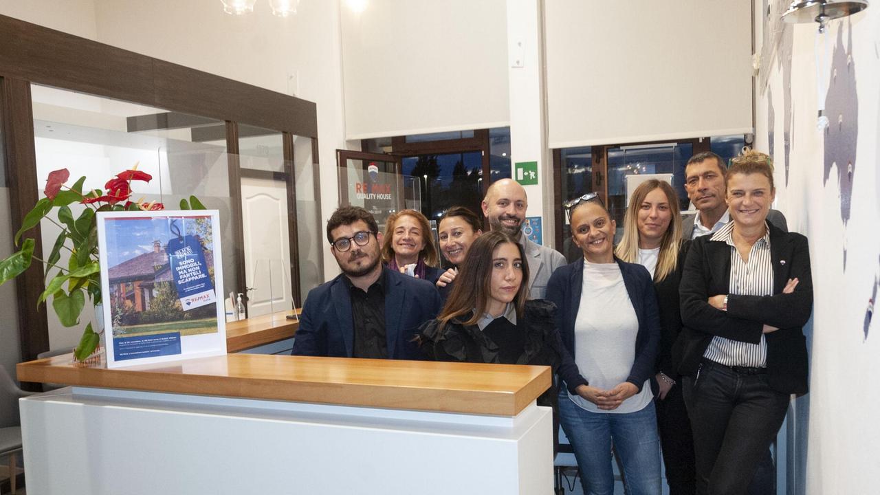 La squadra Remax con la locandina dell’iniziativa