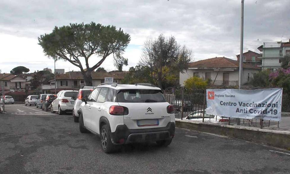 Le auto in coda ieri mattina al drive through al vecchio ospedale massese