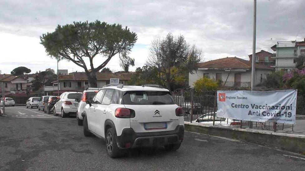 Le auto in coda ieri mattina al drive through al vecchio ospedale massese