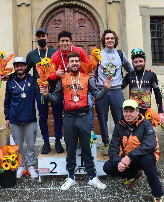 Un  gruppo di vincitori della kermesse