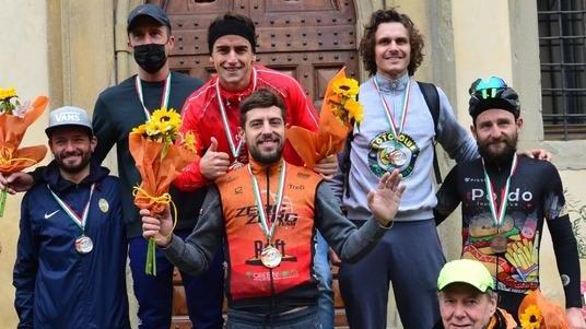 Un gruppo di vincitori della kermesse