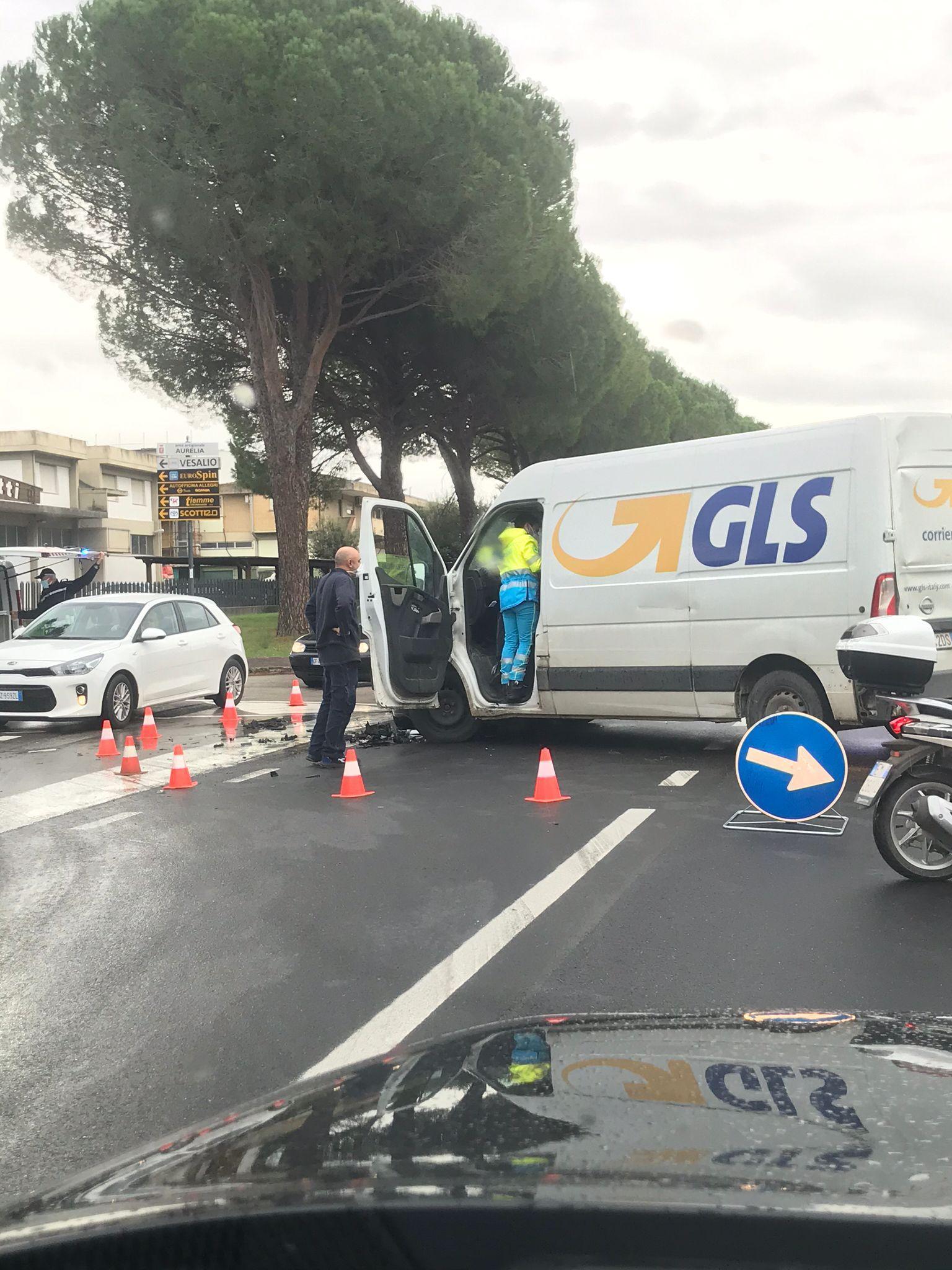 Il personale sanitario del 118 soccorre il guidatore del furgone rimasto coinvolto nello scontro in via Aurelia nord