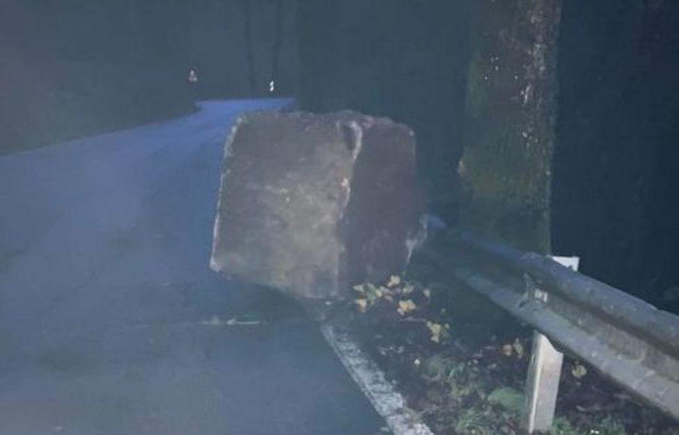 Stazzema, masso si stacca dal monte e precipita sulla strada provinciale 
