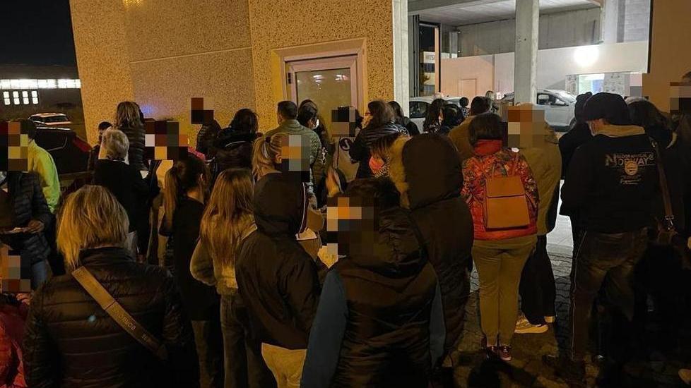 Caos per i tamponi a Pontedera, al drive through arrivano i carabinieri