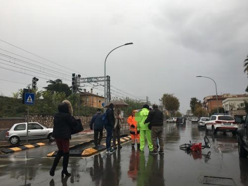 La bici travolta e i primi soccorsi all'incrocio