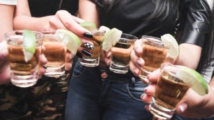 Ferrara. Vendita di alcolici ai minorenni: denunciati barista e dipendente