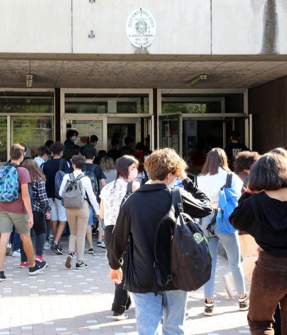 Covid a Reggio Emilia: primi focolai alle superiori, due le classi in quarantena 