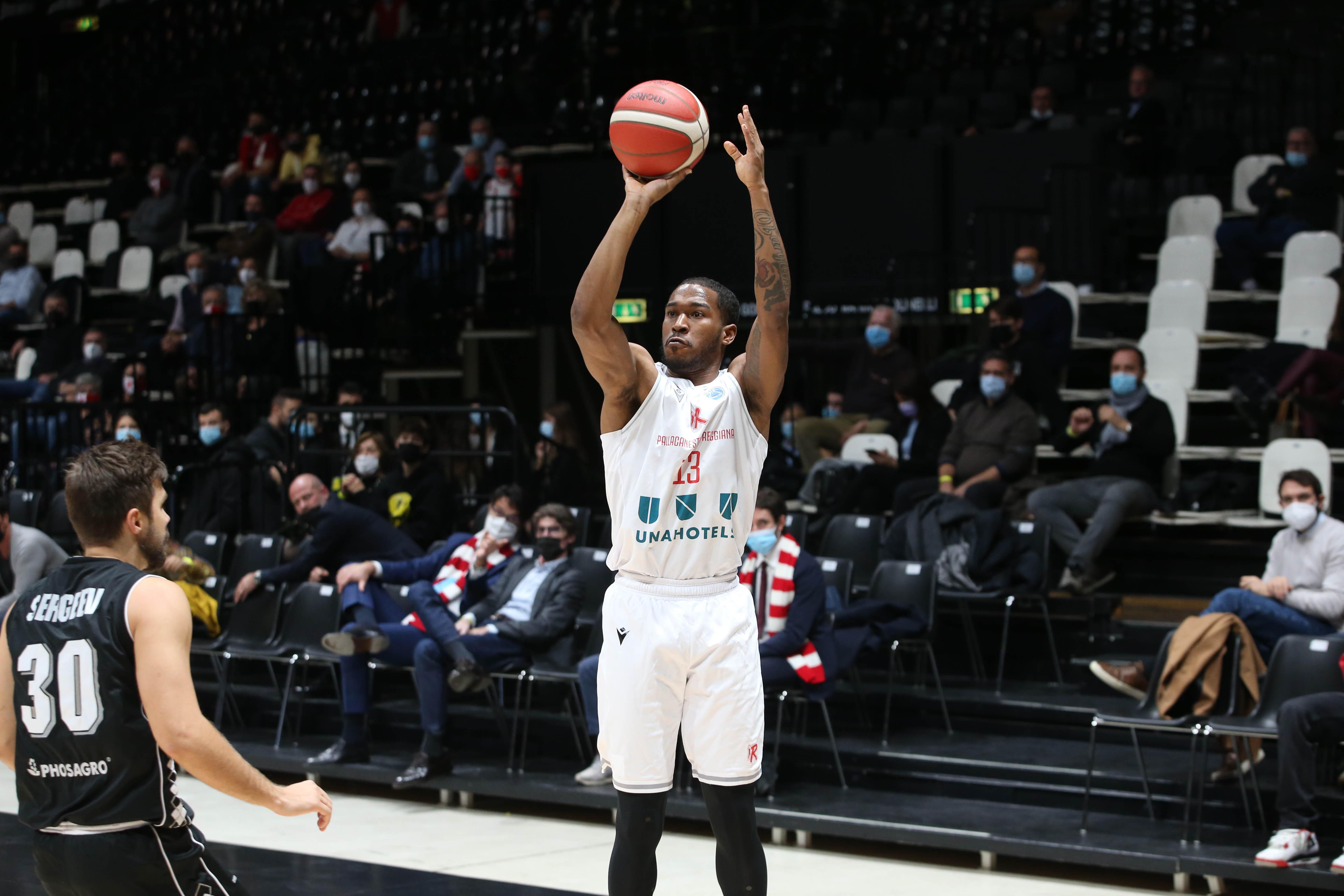 Bryant Crawford impegnato al tiro nel match di coppa contro i russi del Saratov