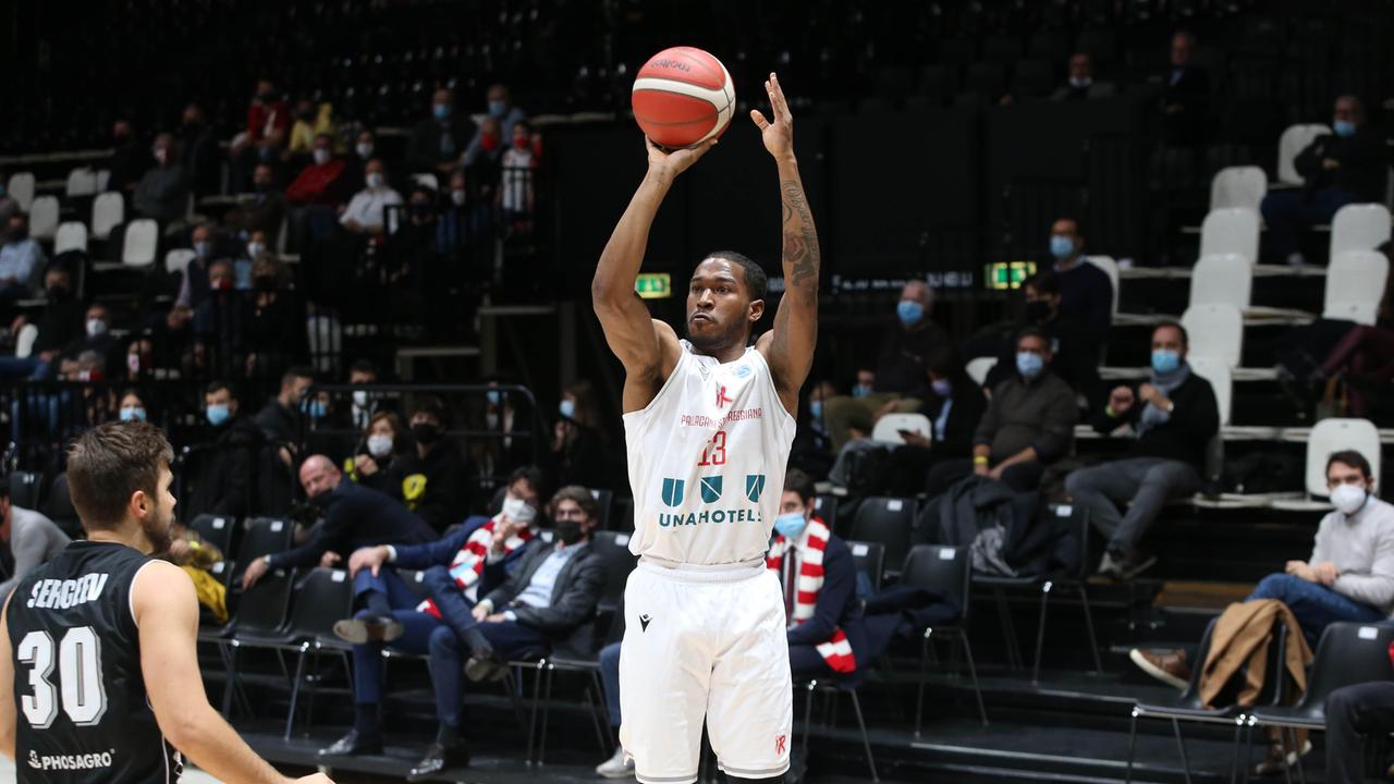Bryant Crawford impegnato al tiro nel match di coppa contro i russi del Saratov