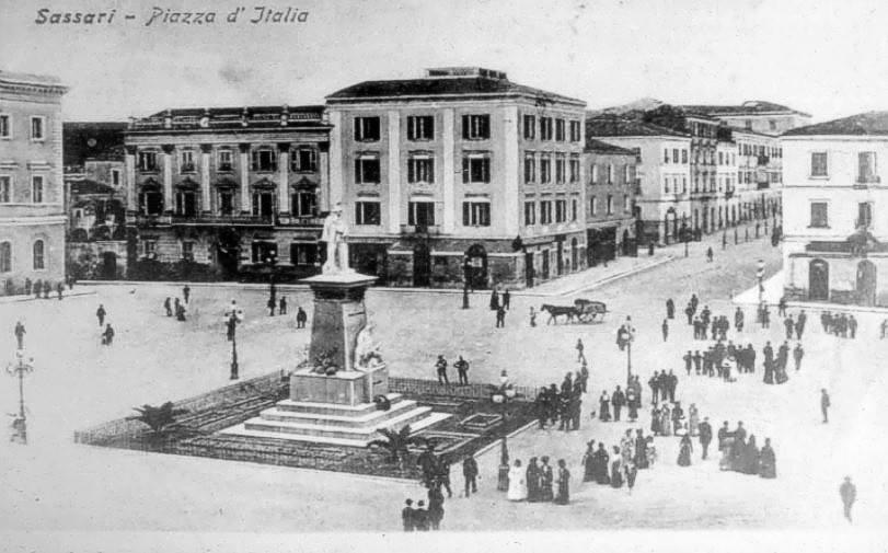 Piazza d'Italia in una cartolina illustrata dei primi del Novecento