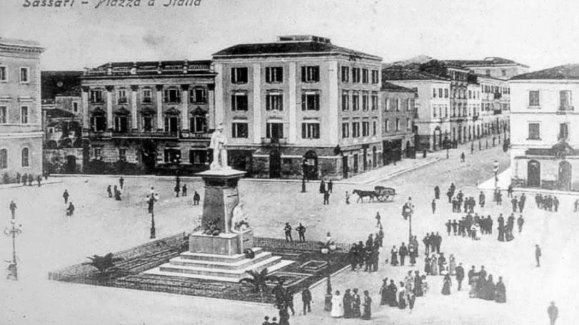 Piazza d'Italia in una cartolina illustrata dei primi del Novecento