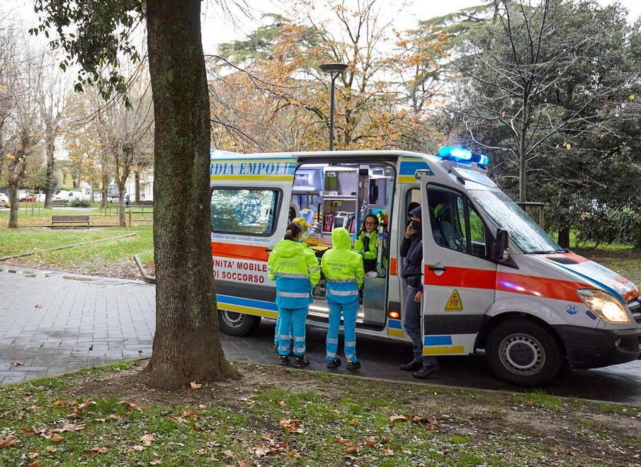 Accasciato a terra senza vita in piazza: «Così l’ho trovato mentre lavoravo» 