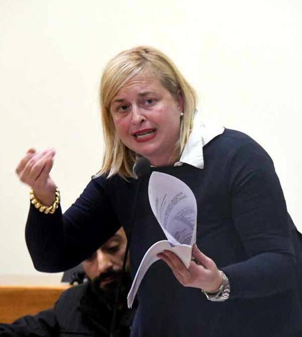 L’ex sindaca di Aulla abbandona il consiglio «Io offesa dall’assessore»