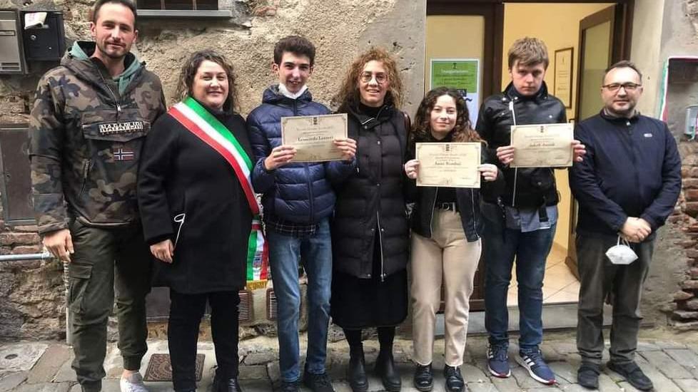 Studenti eccellenti premiati nella nuova saletta comunale
