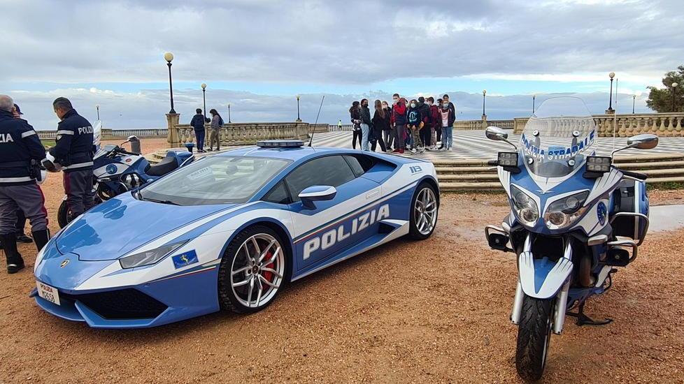 Gli alunni vanno a scuola dai poliziotti della postale
