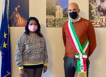 Elizabeth da oggi è italiana l’abbraccio di Vicopisano