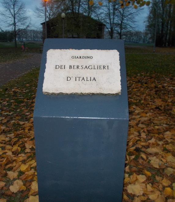 Distrutta la corona al monumento dei bersaglieri