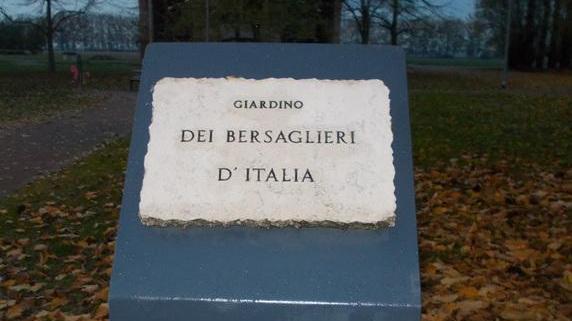 Distrutta la corona al monumento dei bersaglieri