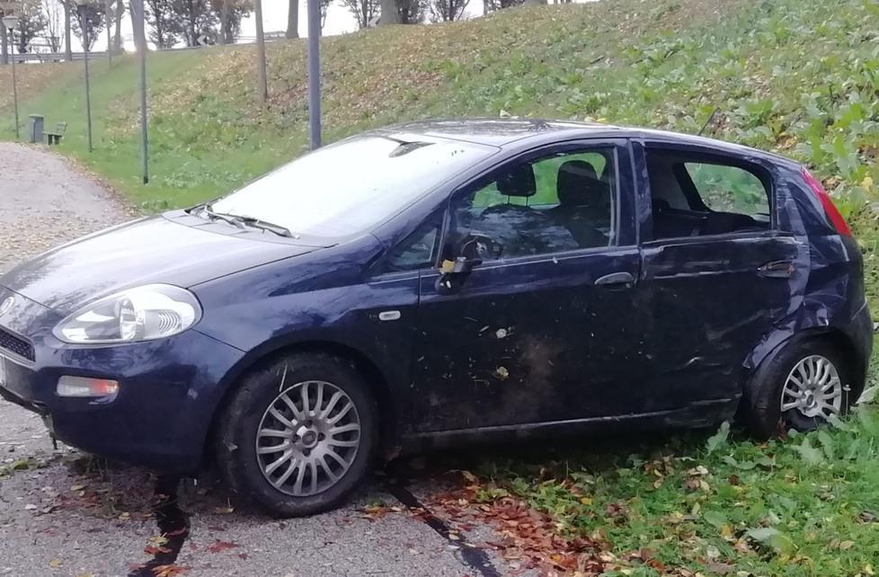 Finisce con l’auto contro un albero