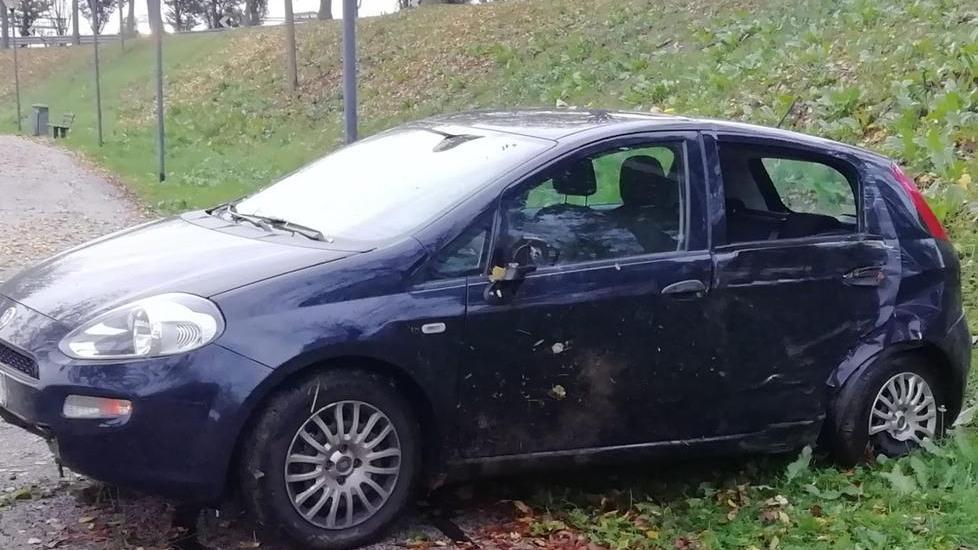 Finisce con l’auto contro un albero