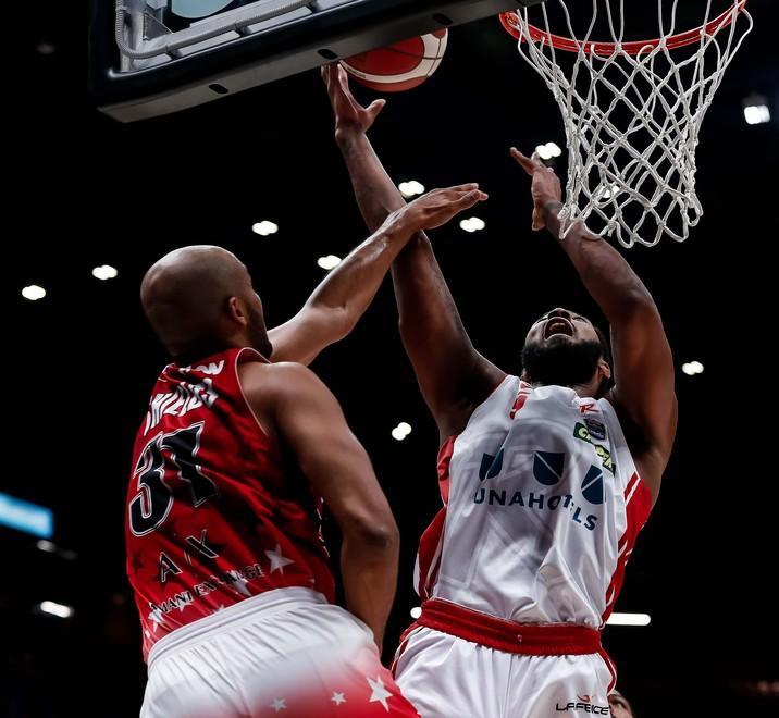 Dopo le critiche Hopkins ha imparato a volare 