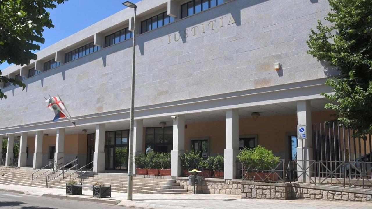 Spacciava vicino alle scuole il 37enne arrestato resta in cella