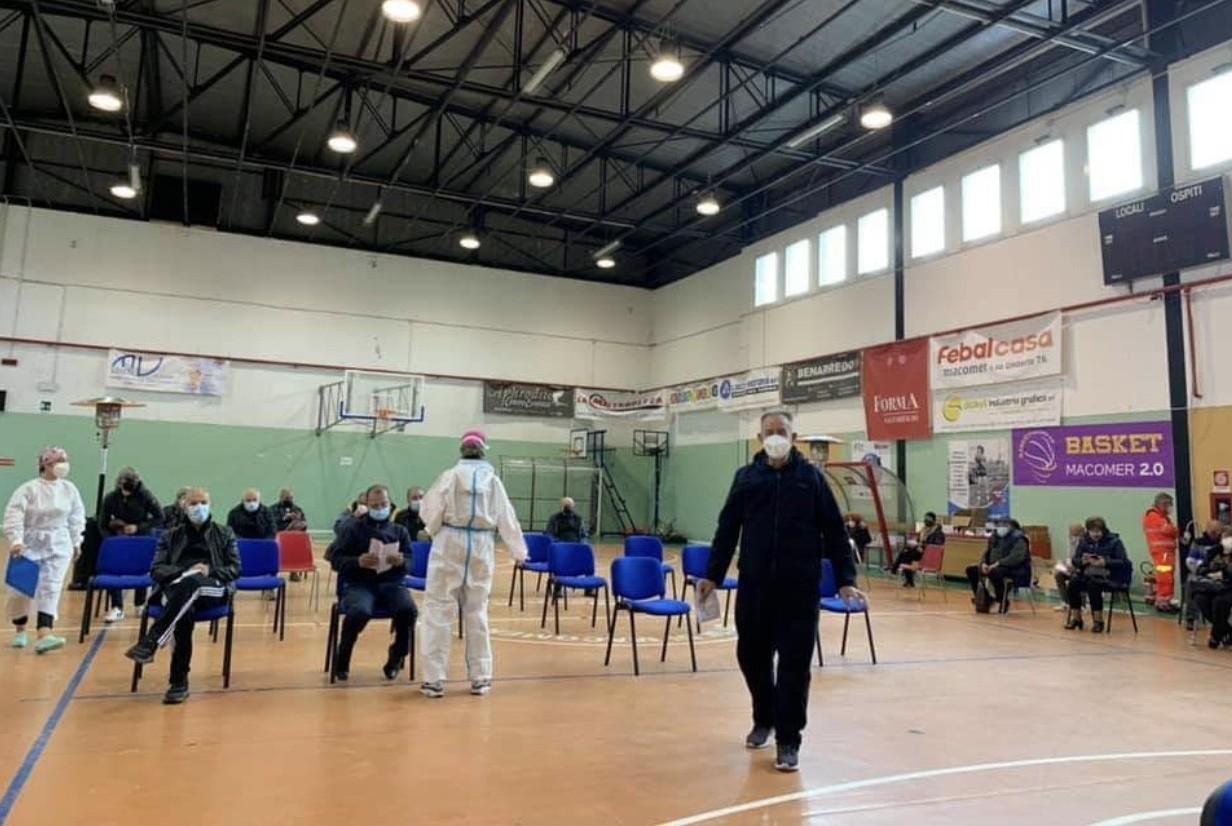 Contagi Covid, i sindaci: vaccinatevi 