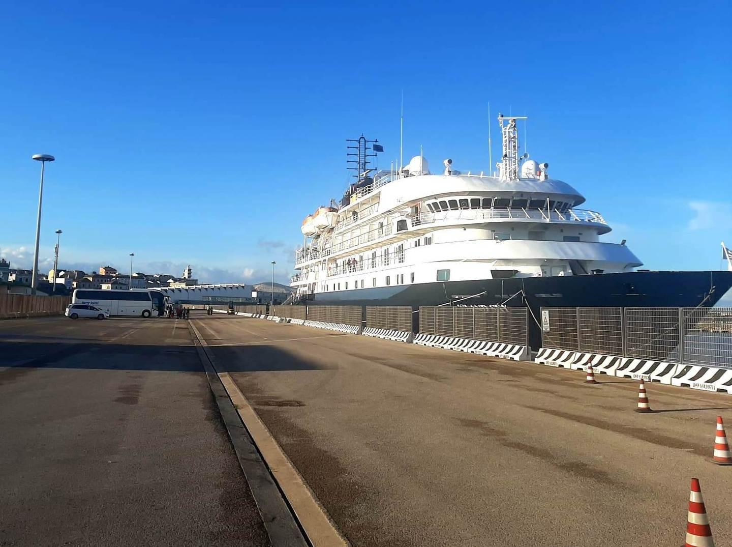 Crociere, l’Island Sky nella banchina “Segni” 