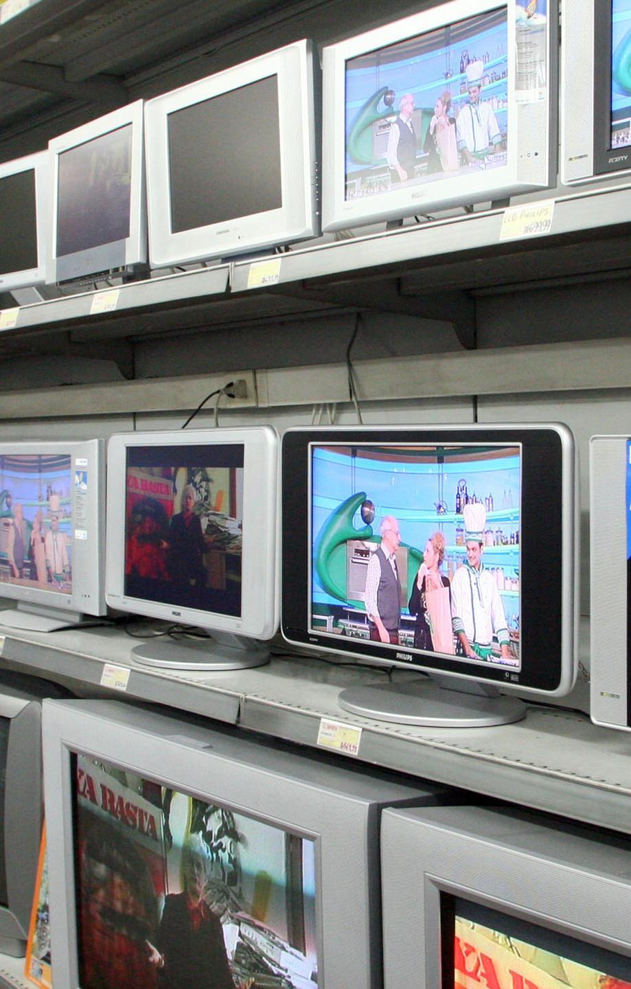 La protesta delle piccole tv: introvabili sul telecomando