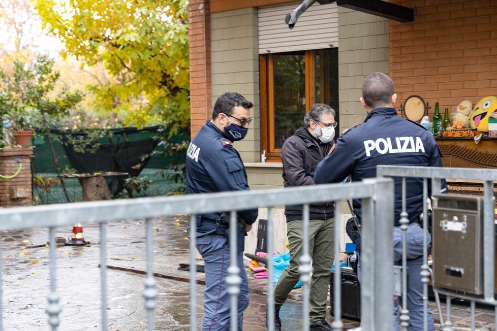 Modena,  ha ucciso la madre: resterà in carcere. Il pm: "E' saltato sopra il corpo della donna e ha tentato di bruciare il cadavere" 