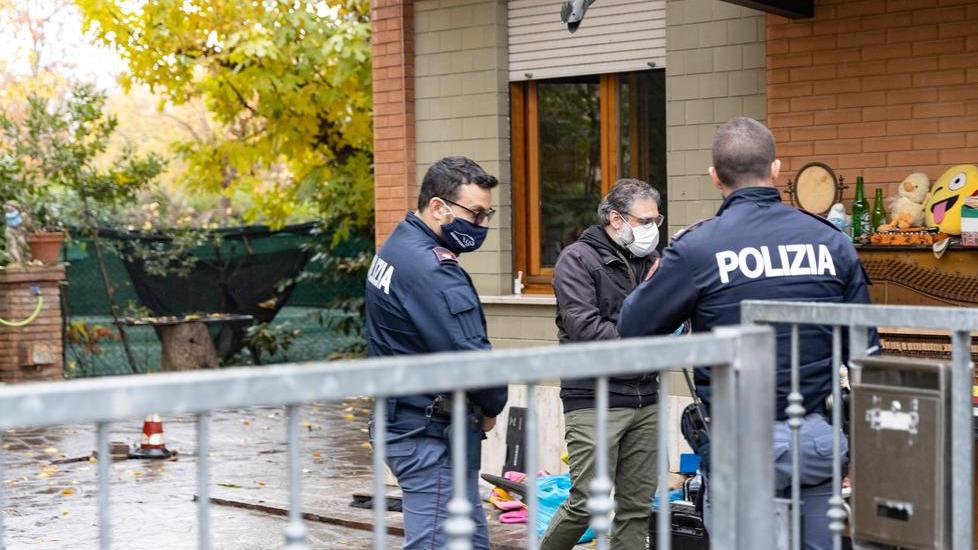 Modena, ha ucciso la madre: resterà in carcere. Il pm: "E' saltato sopra il corpo della donna e ha tentato di bruciare il cadavere"