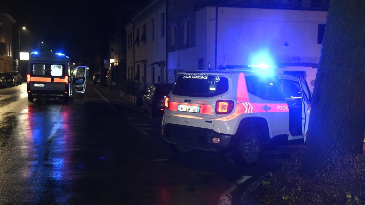 Scontro tra un'auto e un'ambulanza in via Sarzanese