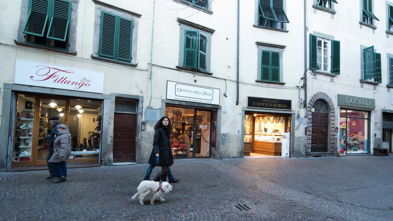 A Lucca dopo anni calano gli affitti dei negozi