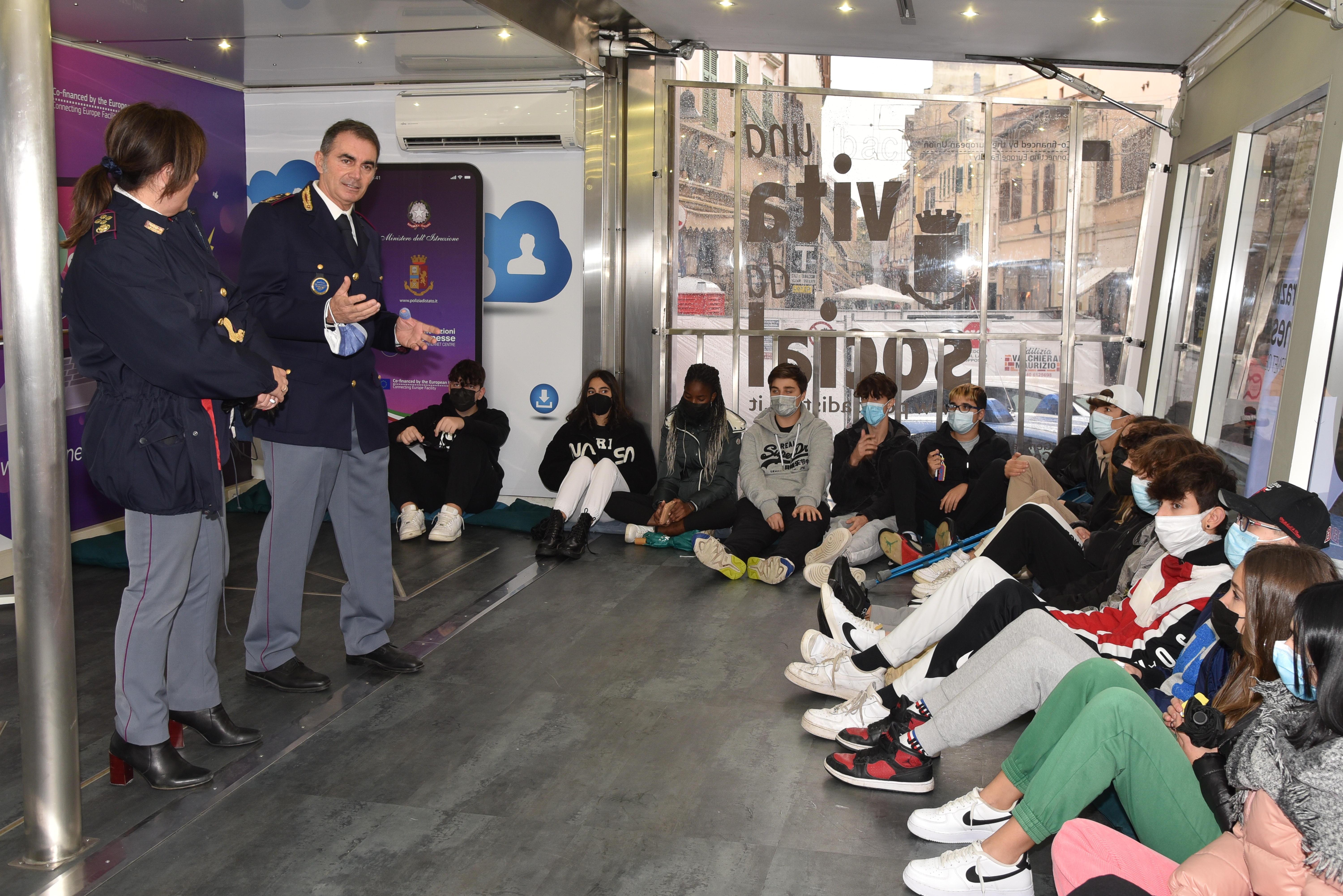 La polizia a colloquio con i ragazzi delle scuole della città: il tema è quello del bullismo sul web (Foto AgenziaBF)