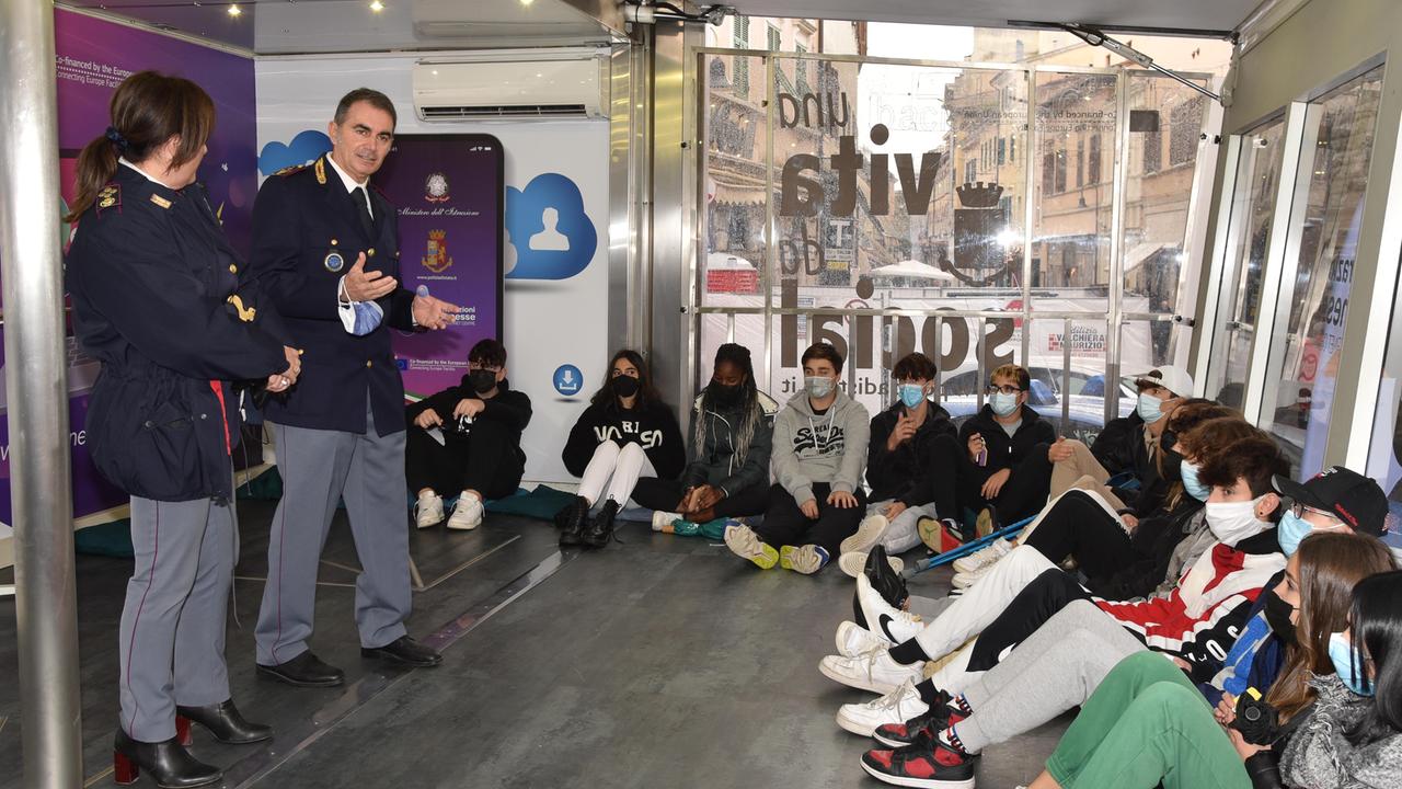 La polizia a colloquio con i ragazzi delle scuole della città: il tema è quello del bullismo sul web (Foto AgenziaBF)