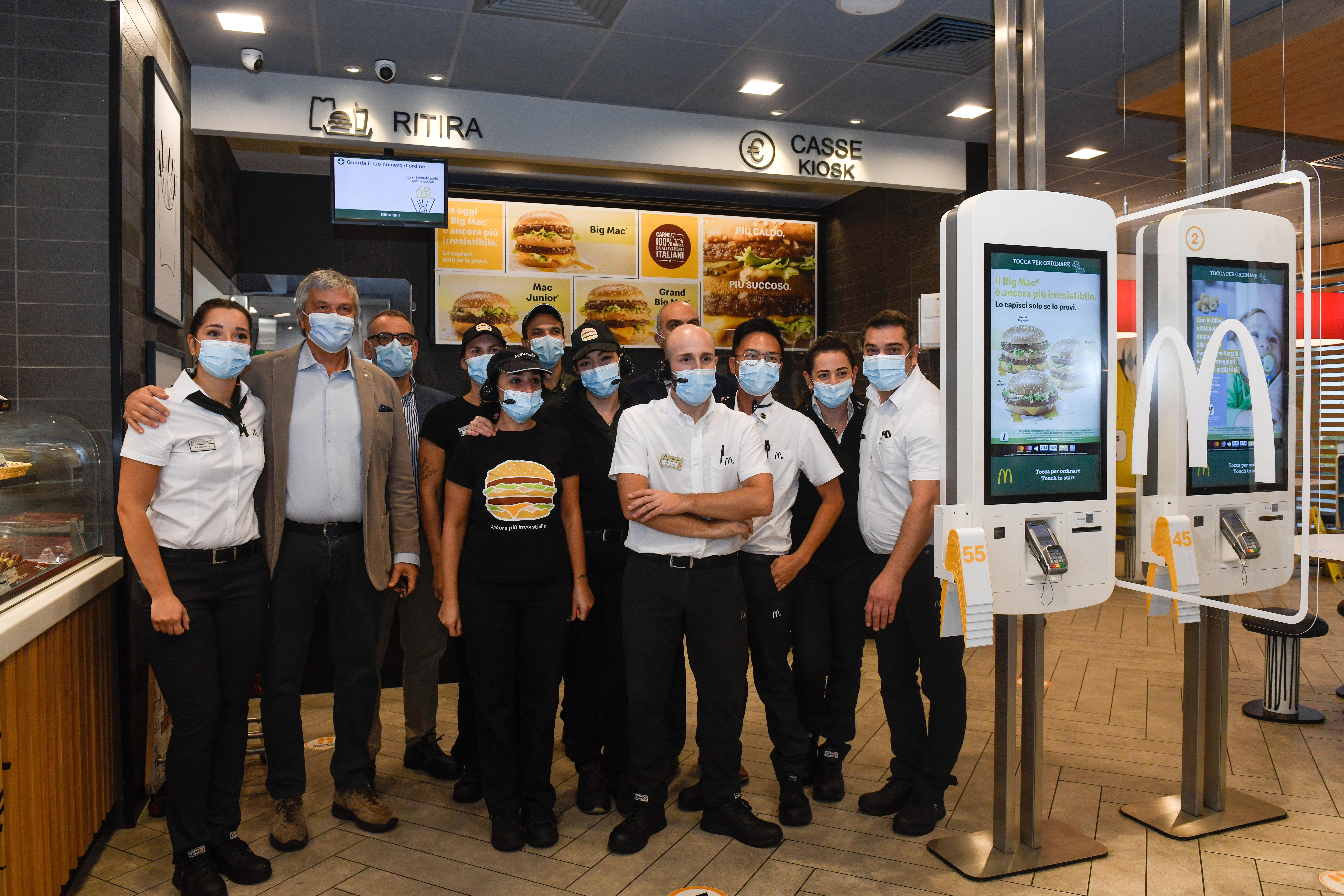 a, Pino Iacopelli (il secondo da sinistra), l’imprenditore che ha fatto sbarcare McDonald’s a Lucca e a Pisa, con una parte dei dipendenti del ristorante di viale Europa, a Lucca