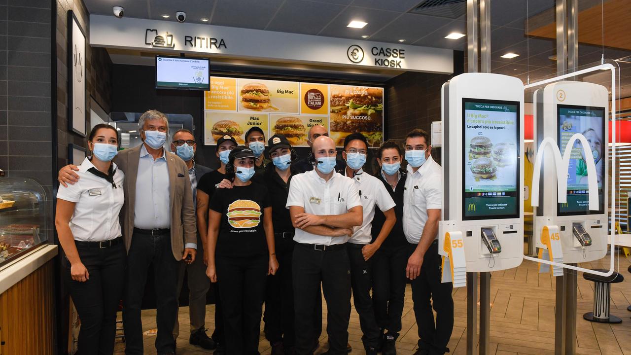 a, Pino Iacopelli (il secondo da sinistra), l’imprenditore che ha fatto sbarcare McDonald’s a Lucca e a Pisa, con una parte dei dipendenti del ristorante di viale Europa, a Lucca