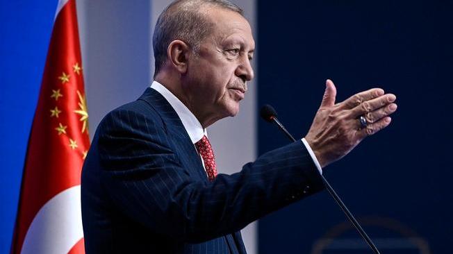 Turchia: Erdogan, crisi lira? Solleveremo la schiena