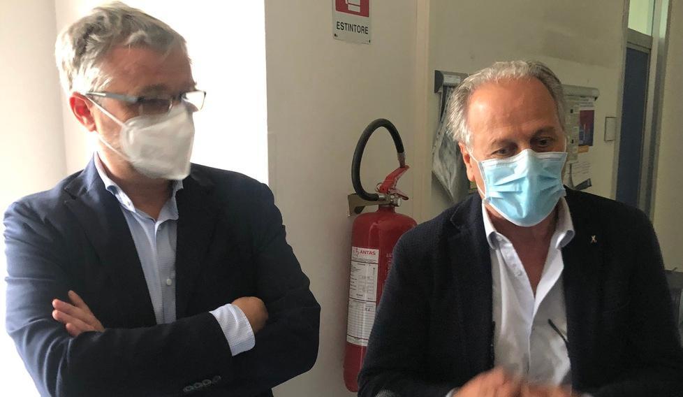 L’assessore Simone Bezzini (a sinistra) e il sindaco Angelo Zini ieri al termine del vertice sulla sanità a Portoferraio