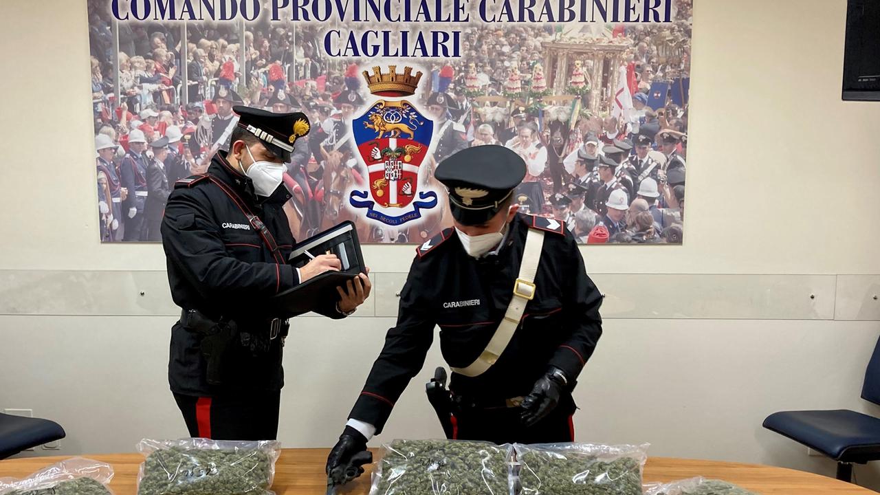 Droga, armi e un gruzzolo di banconote fotocopiate: due arresti a Cagliari