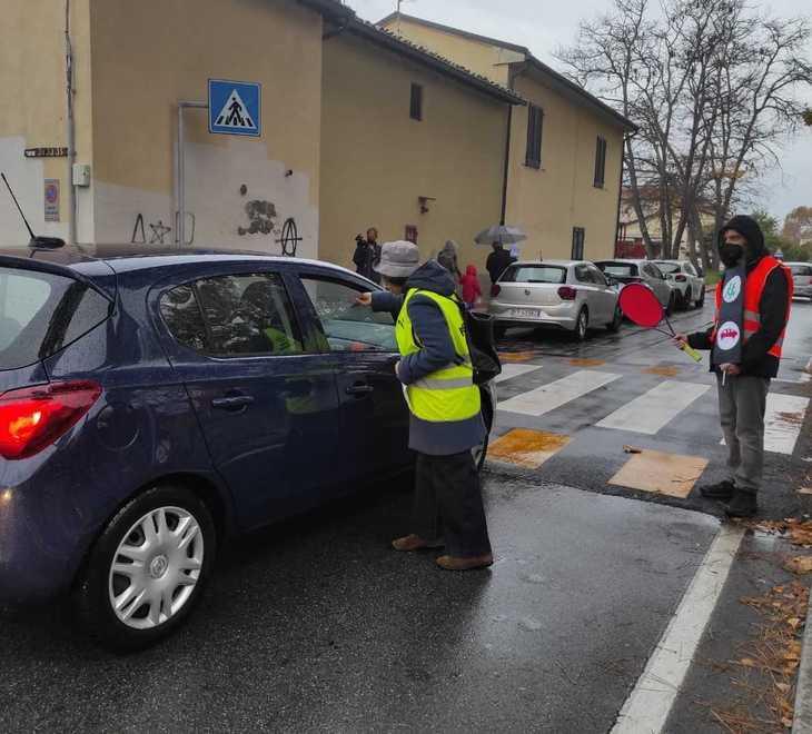 Protesta davanti al nido comunale per le auto che sfrecciano veloci