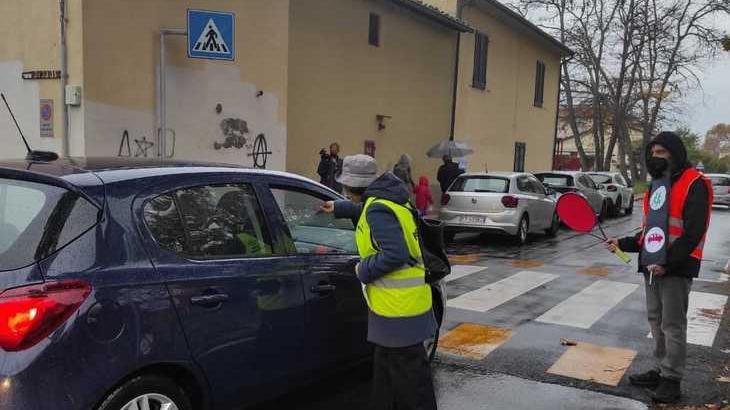 Protesta davanti al nido comunale per le auto che sfrecciano veloci