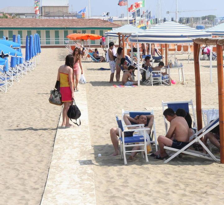 Mare d’inverno, la proposta dei balneari a Viareggio: «Bar e ristoranti aperti sempre» 