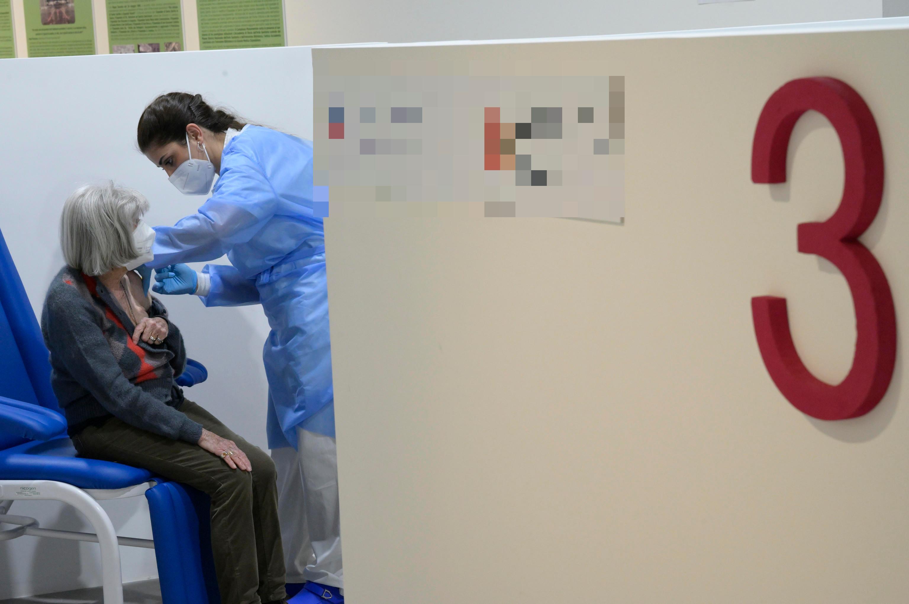 Vaccini anti-covid, uno studio sardo: «Proteggono anche i malati autoimmuni»