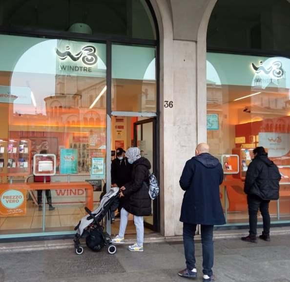Modena, commessa sequestrata da un cliente in un negozio di piazza Grande
