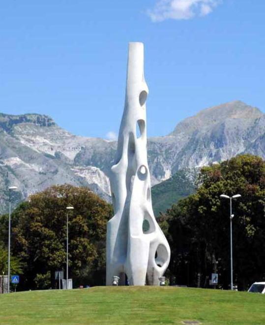 La scultura di Dunchi si illumina di viola