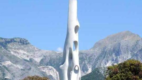 La scultura di Dunchi si illumina di viola
