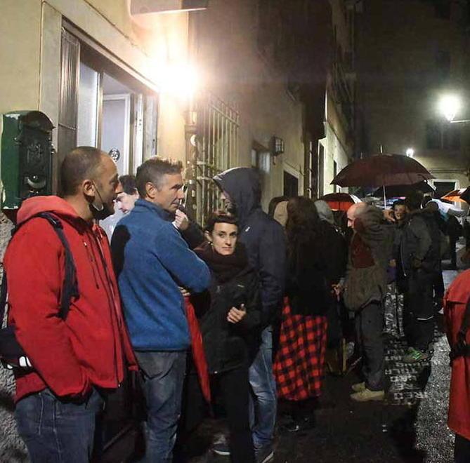 In 200 sfilano sotto la pioggia «La violenza non abita qui» 